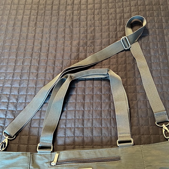 Baggallini! Crossbody or handled - great multi use bag - Picture 10 of 10